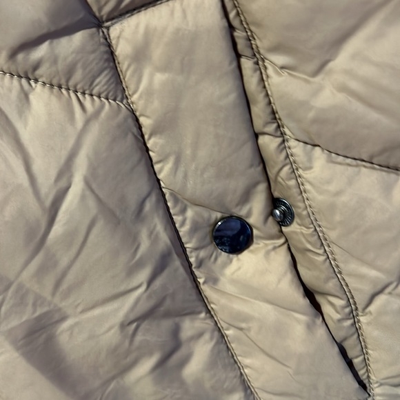 Vero Moda Tan lightweight packable puffer vest size Small - Picture 3 of 4